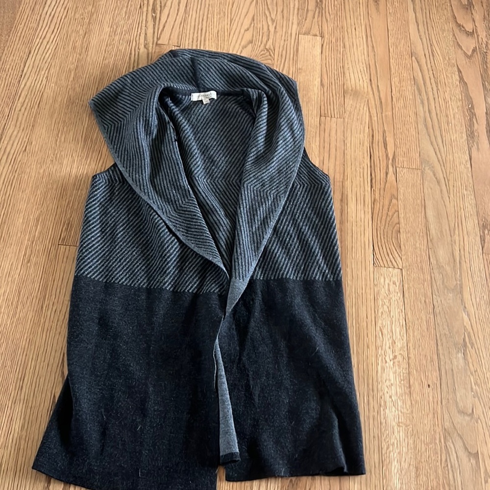 Long sleeveless sweater with hood